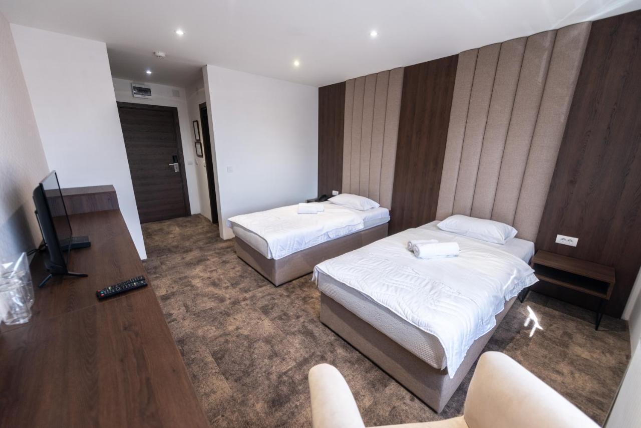 Hotel Stari Krovovi Veternik Luaran gambar