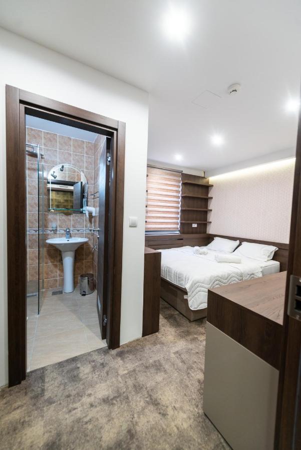 Hotel Stari Krovovi Veternik Luaran gambar
