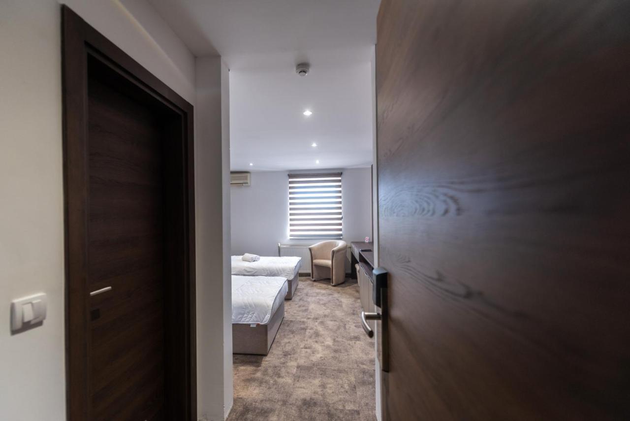 Hotel Stari Krovovi Veternik Luaran gambar