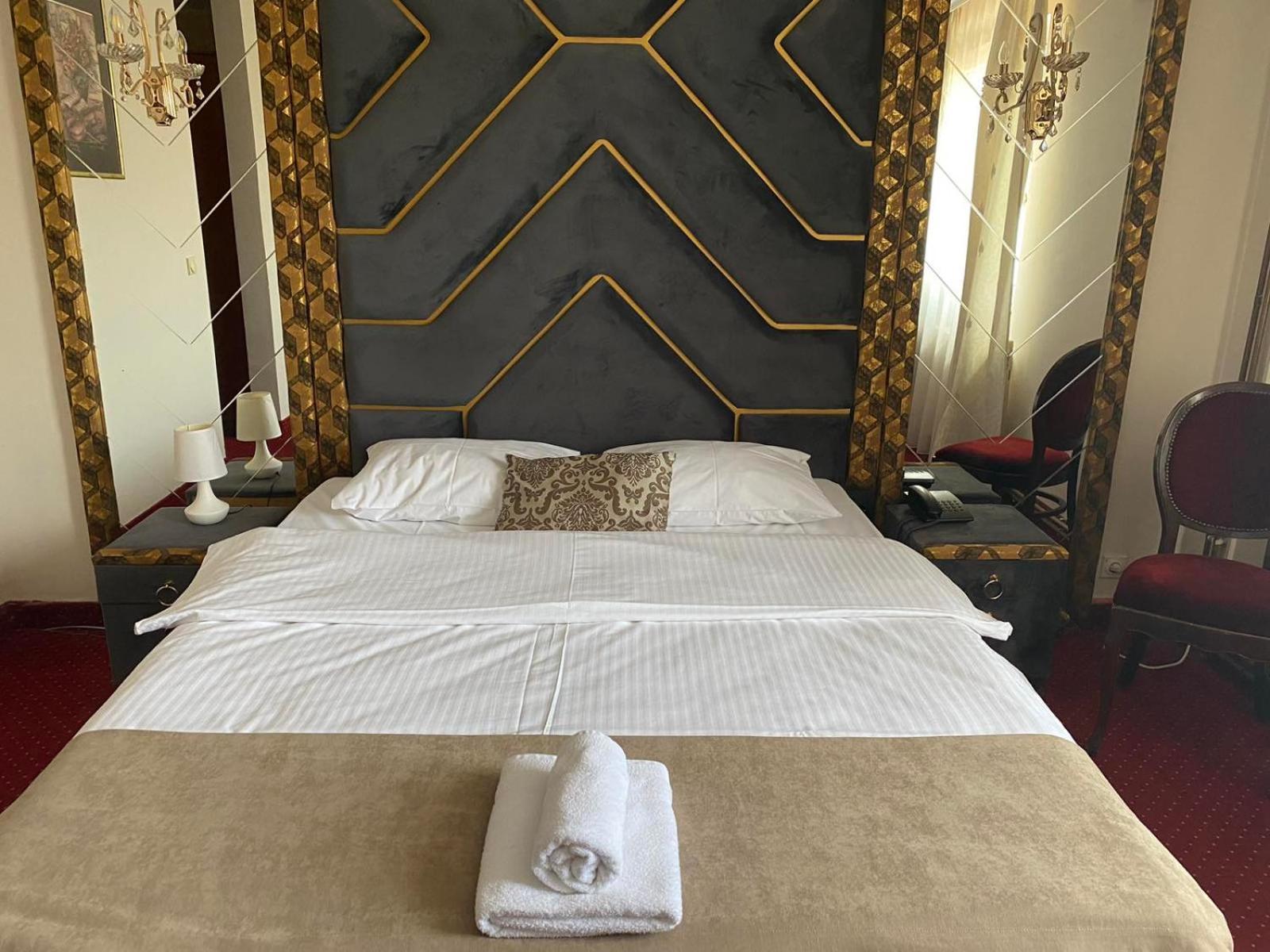 Hotel Stari Krovovi Veternik Luaran gambar