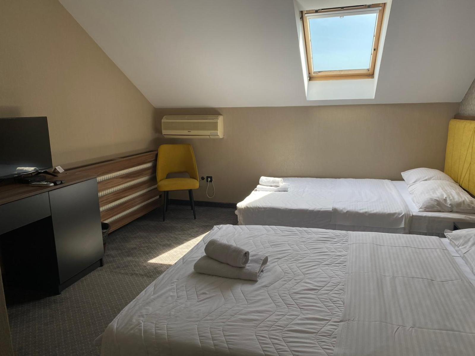 Hotel Stari Krovovi Veternik Luaran gambar