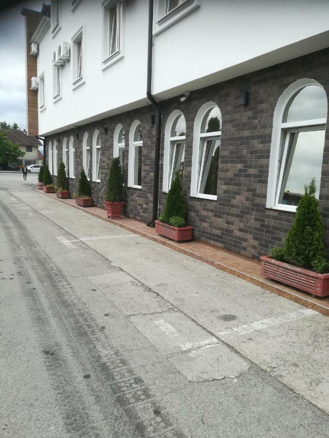 Hotel Stari Krovovi Veternik Luaran gambar