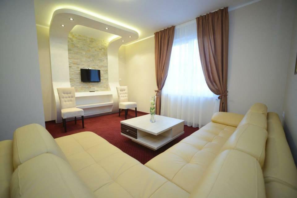 Hotel Stari Krovovi Veternik Luaran gambar